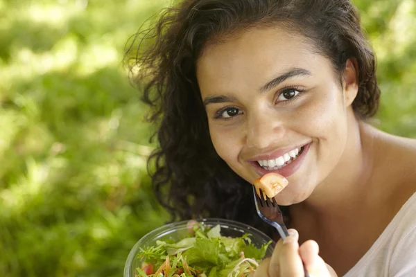 Genç kadın sağlıklı salata açık havada yemek — Stok fotoğraf