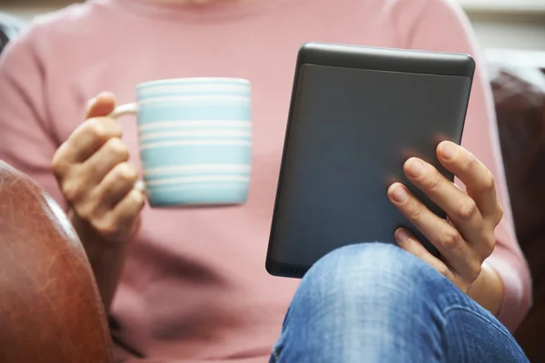 Close Up van vrouw lezen van E-boek — Stockfoto