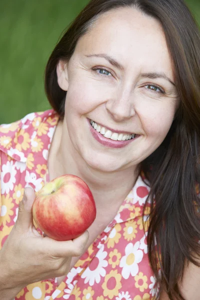 Portrait Of Mature Woman Eating Fresh Apple — Stock Photo, Image