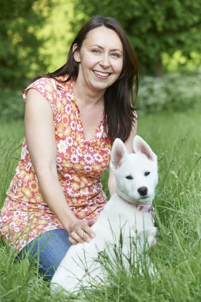 Mogen kvinna tränar hund på landsbygden — Stockfoto