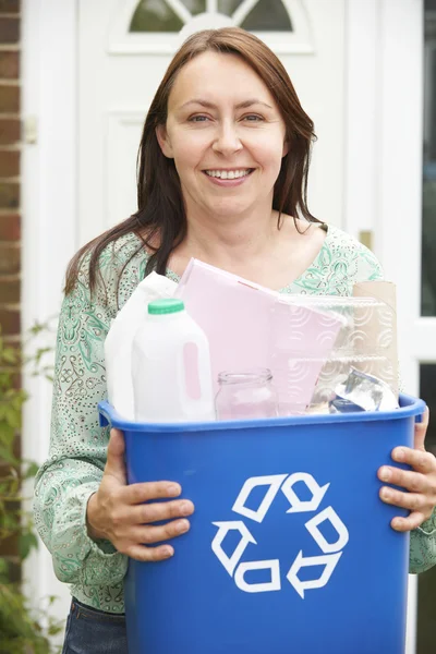 Mujer de mediana edad que lleva la papelera de reciclaje — Foto de Stock