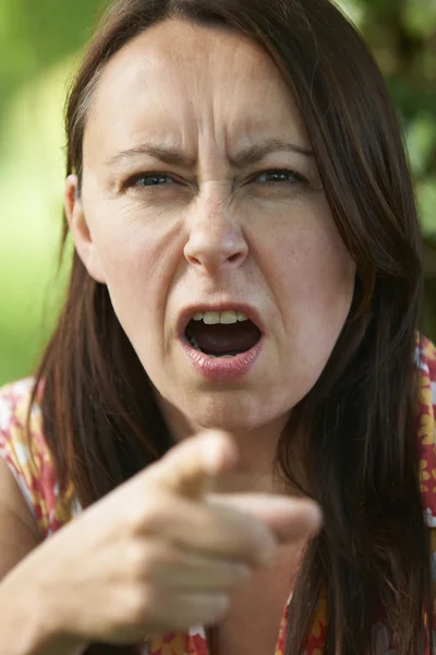 Wütende Frau mittleren Alters zeigt auf Kamera — Stockfoto