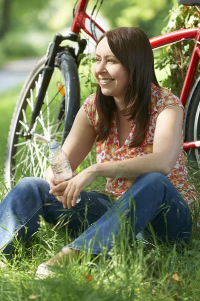 Połowie wieku kobieta na cykl jazdy w okolicy — Zdjęcie stockowe