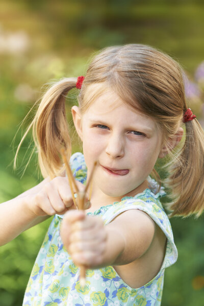 Девушка нацелилась на камеру
