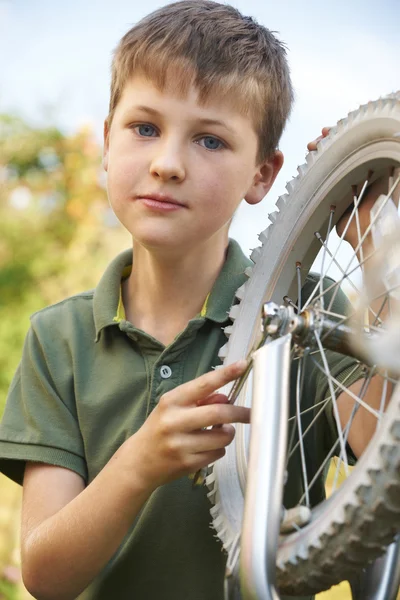 Garçon roue de fixation de vélo — Photo