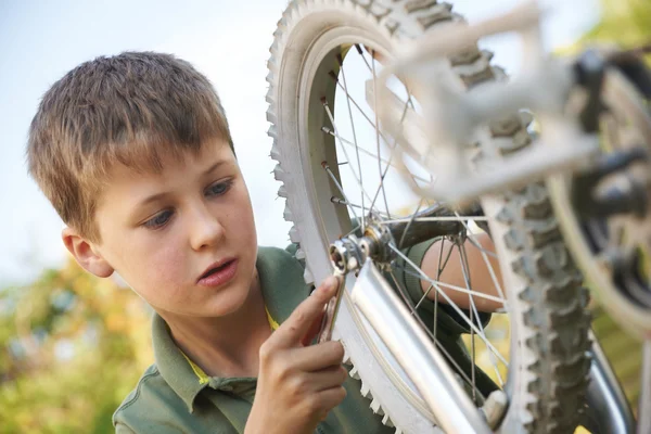 Garçon roue de fixation de vélo — Photo