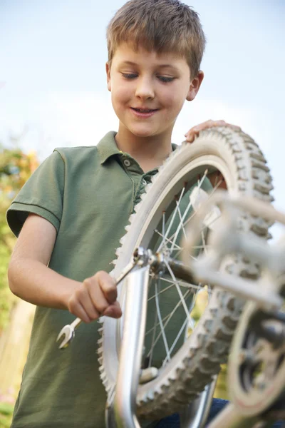 Çocuk tekerlekli bisiklet tamir — Stok fotoğraf