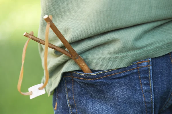 Primer plano de tirachinas en el bolsillo del pantalón del niño — Foto de Stock