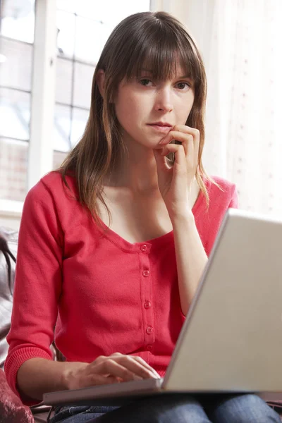 Worried Looking Woman Using Laptop — Stock Photo, Image