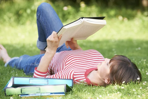 Vrouwelijke Student lezing leerboek In Park — Stockfoto