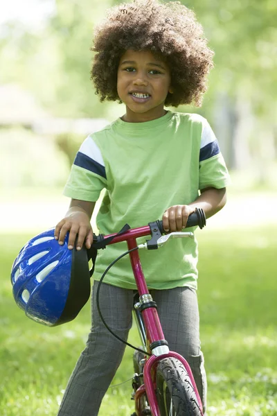 Jeune garçon apprenant à faire du vélo dans le parc — Photo