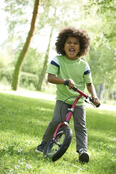 Jeune garçon apprenant à faire du vélo dans le parc — Photo