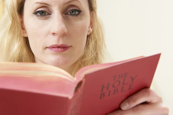 年轻女人学习圣经 — 图库照片