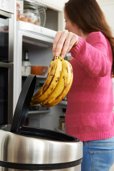 Mujer desechando fuera de fecha comida en el refrigerador —  Fotos de Stock