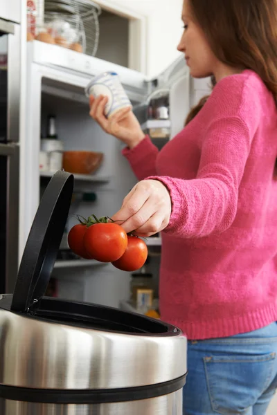 Mulher jogando fora de data comida na geladeira — Fotografia de Stock
