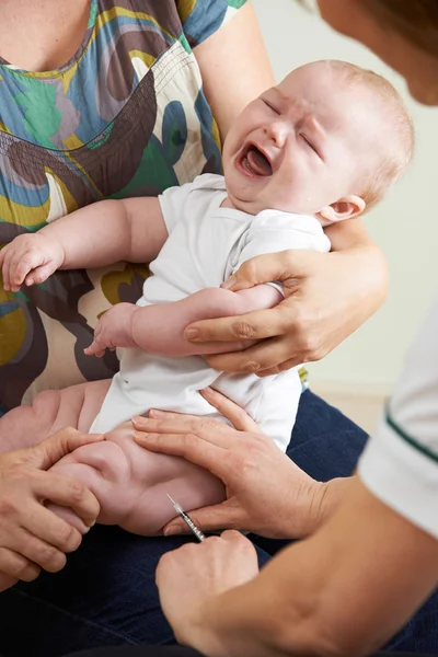 уколы маленьким детям. уколы детям. прививки в ягодицу детям. как делают плачущим детям уколы видео. как называется прививка в роддом на руке.