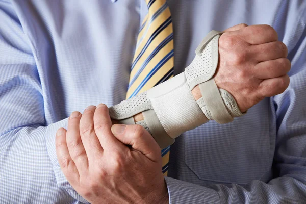 Close-up de empresário sofrendo com lesão por tensão repetitiva — Fotografia de Stock