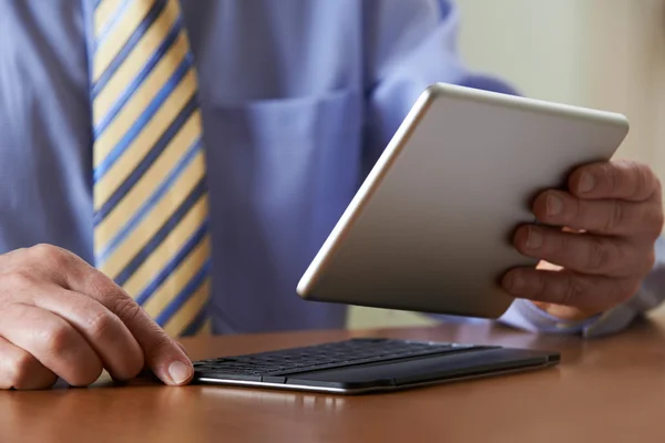 Zakenman digitale Tablet met afneembare toetsenbord — Stockfoto