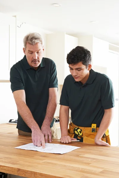 Carpintero y aprendiz instalando cocina equipada de lujo — Foto de Stock