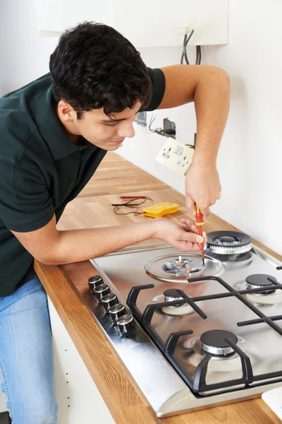 Ouvrier Installation de cuisinière à gaz dans une nouvelle cuisine — Photo