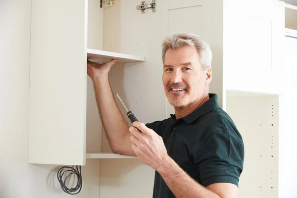 Carpenter Installing Luxury Fitted Kitchen — Stock Photo, Image