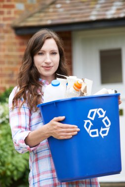 Geri Dönüşüm Kutusu'nu taşıyan kadın portresi