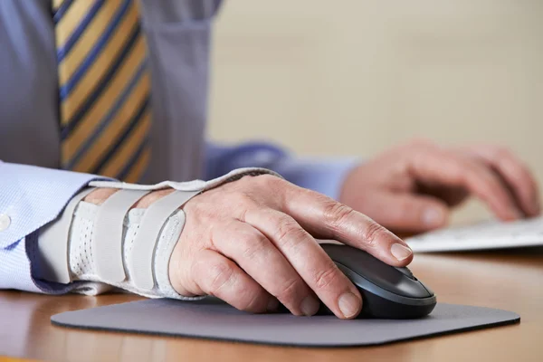 Empresário sofrendo de lesão por tensão repetitiva (RSI ) — Fotografia de Stock