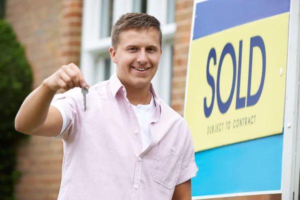 Homme à l'extérieur de la nouvelle maison Holding Keys — Photo