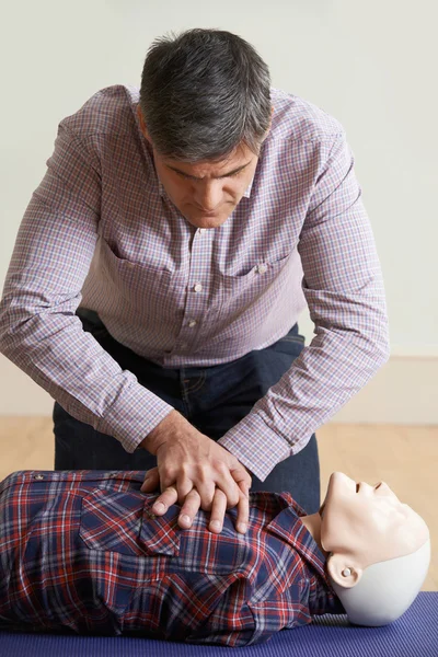 심폐 소생술 기술을 사용 하 여 응급 처치 클래스에 더미에 남자 — 스톡 사진