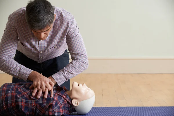 Hombre usando la técnica de RCP en maniquí en primeros auxilios — Foto de Stock