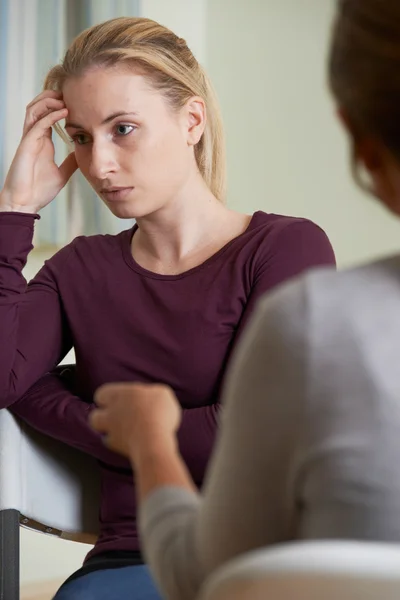 Jovem mulher discutindo problemas com conselheiro — Fotografia de Stock