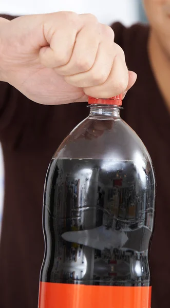 Ung Man öppningen flaska läsk — Stockfoto