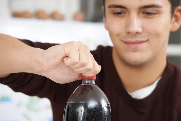 Soda şişe açılış genç adam — Stok fotoğraf