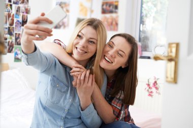 Selfie evde yatak odasında alarak iki genç kız