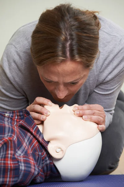 Vrouw In EHBO klasse uitvoeren van mond tot mond reanimatie — Stockfoto