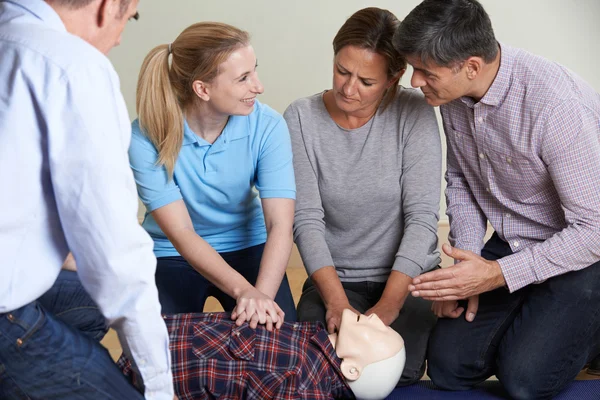 CPR kukla ilkyardım sınıfında eğitim gösteren kadın — Stok fotoğraf