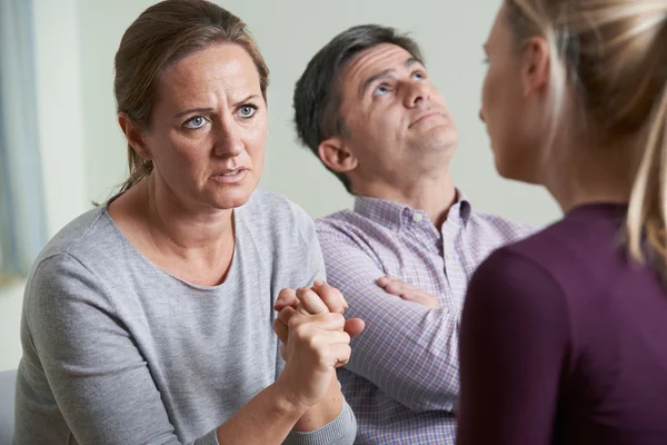 Pareja Discutiendo Problemas Con Consejero de Relaciones —  Fotos de Stock