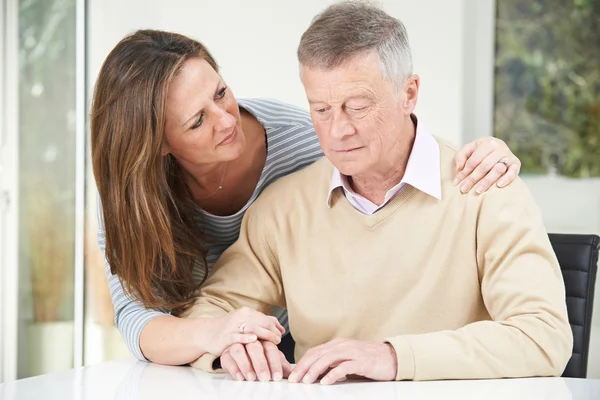 Homme âgé confus avec fille adulte à la maison — Photo