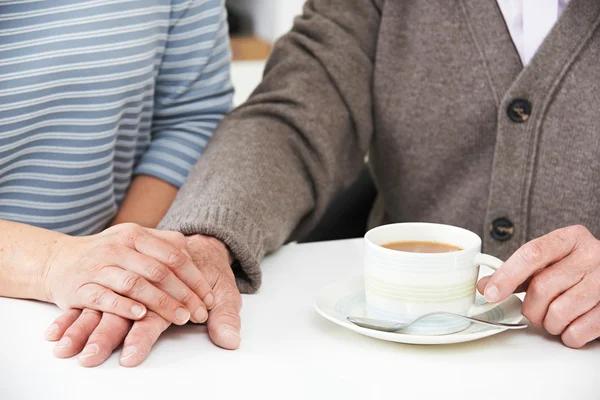 Gros plan de femme partageant une tasse de thé avec un parent âgé — Photo