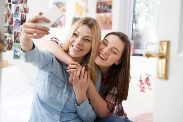 Dwie nastolatki w domu przy Selfie w sypialni — Zdjęcie stockowe