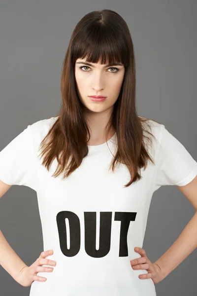 Молодая женщина в футболке с надписью "Без лозунга" — стоковое фото