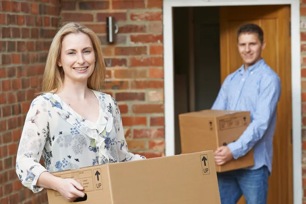 Young Couple Moving Into New Home Together — Stock Photo, Image