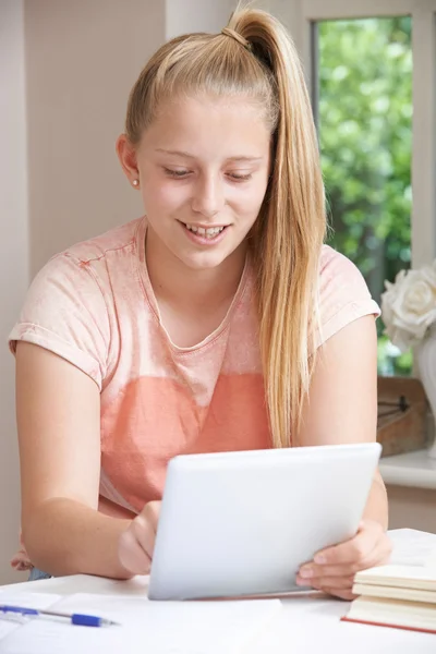 Genç kız dijital Tablet kullanarak ödev — Stok fotoğraf