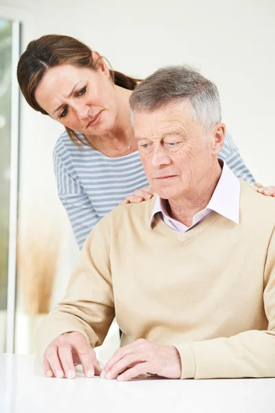 Förvirrad äldre Man med vuxna dotter hemma — Stockfoto