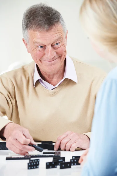 Senior spielt Dominosteine mit Teenager-Enkelin — Stockfoto