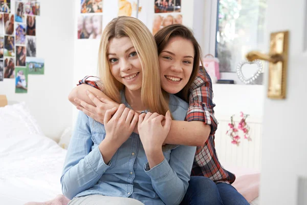 Portret dwóch nastoletnich koleżanki w sypialni — Zdjęcie stockowe