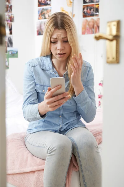 Tienermeisje slachtoffer van pesten door SMS-bericht — Stockfoto