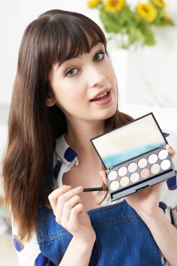 Kadın bazen makyaj öğretici Video sunmak