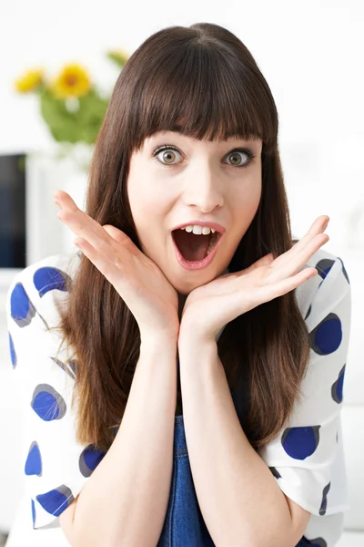 Porträt einer Vloggerin mit aufgeregtem Gesichtsausdruck — Stockfoto