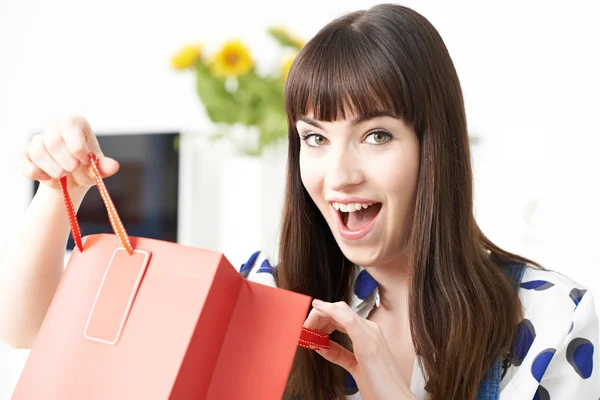 Female Vlogger Presenting Video About Shopping Trip — Stock Photo, Image